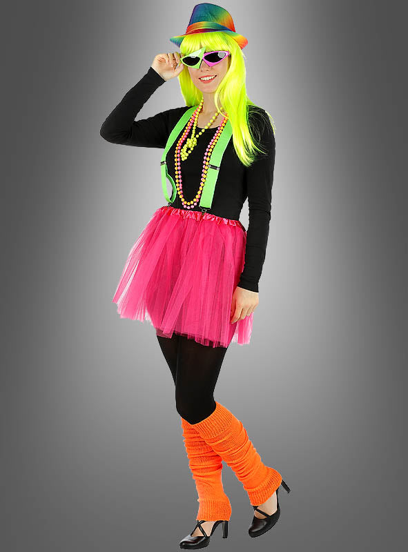 Eine Person mit einer Neon-Perücke, einem Hut, einer Sonnenbrille, einem schwarzen Shirt, einem rosa Tutu, Neon-Hosenträgern, Perlenketten, neonfarbenen Beinstulpen im 80er-Jahre-Stil in Orange, schwarzen Leggings und schwarzen High Heels vor grauem Hintergrund – perfekt für jede 80er-Jahre-Party oder als Krönung deines ultimativen 80er-Jahre-Outfits.