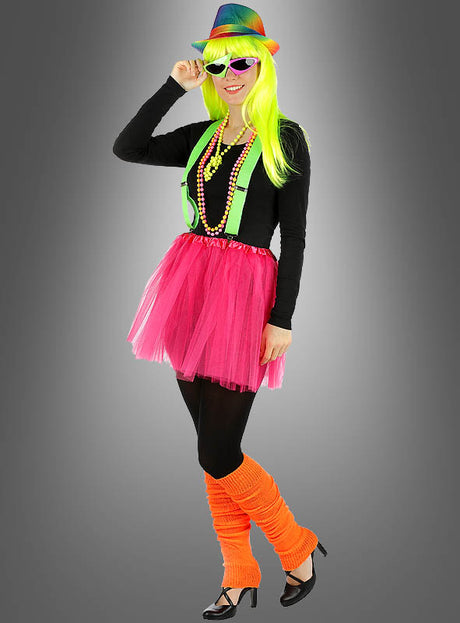 Eine Person mit einer Neon-Perücke, einem Hut, einer Sonnenbrille, einem schwarzen Shirt, einem rosa Tutu, Neon-Hosenträgern, Perlenketten, neonfarbenen Beinstulpen im 80er-Jahre-Stil in Orange, schwarzen Leggings und schwarzen High Heels vor grauem Hintergrund – perfekt für jede 80er-Jahre-Party oder als Krönung deines ultimativen 80er-Jahre-Outfits.