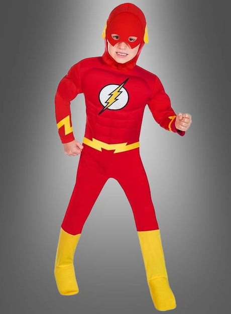 Ein Kind, das ein Flash-Comic-Kostüm für Kinder trägt – mit einem rot-gelben Design und einem Blitz-Emblem –, steht vor einem grauen Hintergrund.