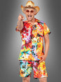 Ein Mann, der ein buntes Hawaii-Hemd und eine bunte Hawaii-Hose trägt sowie einen Strohhut und eine Sonnenbrille, lächelt und zeigt vor einem grauen Hintergrund in die Kamera.