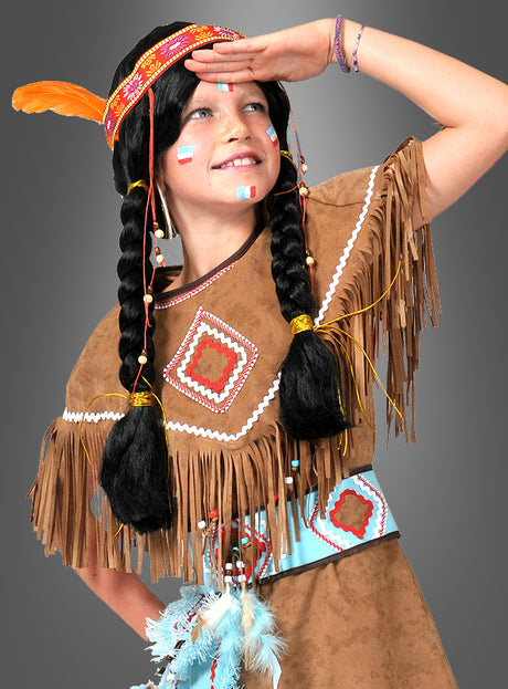 Ein Kind im „Kleine Squaw Indianer-Kostüm“ – einem braunen, mit Fransen verzierten Outfit mit geometrischen Mustern, geflochtenen Haaren und einem mit einer Feder geschmückten Stirnband – hält eine Hand über die Augen, als würde es in die Ferne blicken.