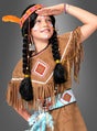 Ein Kind im „Kleine Squaw Indianer-Kostüm“ – einem braunen, mit Fransen verzierten Outfit mit geometrischen Mustern, geflochtenen Haaren und einem mit einer Feder geschmückten Stirnband – hält eine Hand über die Augen, als würde es in die Ferne blicken.