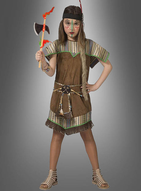 Ein Kind im Indianerin-Kostüm „Kleiner Silbermond“, komplett mit Stirnband und Gesichtsbemalung, hält vor einem grauen Hintergrund einen Spielzeug-Tomahawk in der Hand und verkörpert damit perfekt den Wildleder-Look, der sich ideal für Kinderfasching-Kostümpartys eignet.