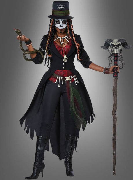 Klar! Hier ist dein überarbeiteter Satz unter Verwendung der angegebenen Produktdaten: Eine Frau mit schwarzem Zylinder und Gesichtsbemalung trägt das „Voodoo Zauberin“-Kostüm für Damen, hält in der einen Hand eine Schlange und in der anderen einen Stab mit einem Totenkopf an der Spitze und steht vor einem grauen Hintergrund.