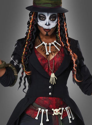 Sie trägt das „Voodoo-Zauberin“-Kostüm für Damen – bestehend aus einer verzierten Totenkopf-Gesichtsmaske, einem Hut, bunten Zöpfen, Knochenketten und Accessoires über einer schwarzen Jacke und einer roten Weste – und steht vor einem grauen Hintergrund. Dieses Outfit ist perfekt für alle, die einen auffälligen Halloween-Look oder ein einzigartiges Voodoo-Zauberin-Kostüm für Damen suchen.