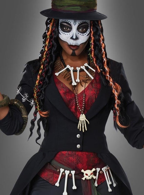 Sie trägt das „Voodoo-Zauberin“-Kostüm für Damen – bestehend aus einer verzierten Totenkopf-Gesichtsmaske, einem Hut, bunten Zöpfen, Knochenketten und Accessoires über einer schwarzen Jacke und einer roten Weste – und steht vor einem grauen Hintergrund. Dieses Outfit ist perfekt für alle, die einen auffälligen Halloween-Look oder ein einzigartiges Voodoo-Zauberin-Kostüm für Damen suchen.