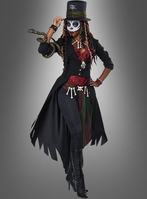 Eine Person im „Voodoo-Zauberin“-Kostüm für Damen – mit auffälliger Gesichtsbemalung, Zylinder, Schlangenrequisite, langem Mantel, Knochenschmuck, Korsett, Leggings und Stiefeln – steht vor einem grauen Hintergrund mit Farbverlauf; eine ideale Wahl für ein Halloween-Kostüm für Damen oder eine aufwendige Voodoo-Verkleidung.