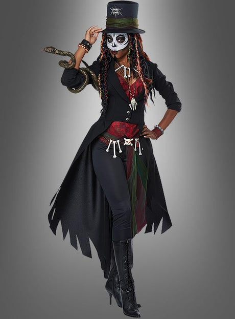 Eine Person im „Voodoo-Zauberin“-Kostüm für Damen – mit auffälliger Gesichtsbemalung, Zylinder, Schlangenrequisite, langem Mantel, Knochenschmuck, Korsett, Leggings und Stiefeln – steht vor einem grauen Hintergrund mit Farbverlauf; eine ideale Wahl für ein Halloween-Kostüm für Damen oder eine aufwendige Voodoo-Verkleidung.