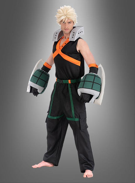 Ein Mann im Katsuki-Bakugo-Kostüm für Erwachsene aus „My Hero Academia“, ideal für Anime-Cosplay für Erwachsene, mit stacheligen blonden Haaren, einem schwarz-orangefarbenen, ärmellosen Oberteil, übergroßen grünen Handschuh-Requisiten und einer schwarzen Cargohose vor grauem Hintergrund.
