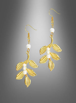 Goldfarbene Ohrhänger mit blattförmigen Anhängern und weißen, perlenähnlichen Perlen, präsentiert vor einem grauen Farbverlaufshintergrund – diese eleganten Ohrringe in Form eines Lorbeerblatts mit Perlen in Goldoptik verleihen jedem Outfit einen Hauch natürlicher Schönheit. Als perfekte Perlen-Ohrhänger verbinden sie anmutiges Design mit zeitloser Ausstrahlung.