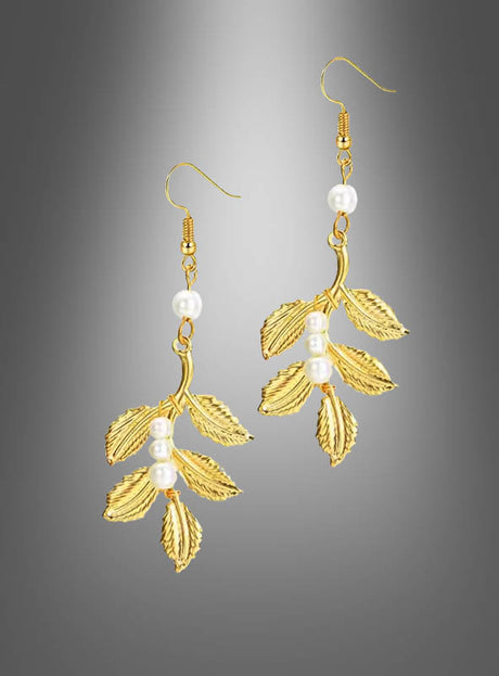Goldfarbene Ohrhänger mit blattförmigen Anhängern und weißen, perlenähnlichen Perlen, präsentiert vor einem grauen Farbverlaufshintergrund – diese eleganten Ohrringe in Form eines Lorbeerblatts mit Perlen in Goldoptik verleihen jedem Outfit einen Hauch natürlicher Schönheit. Als perfekte Perlen-Ohrhänger verbinden sie anmutiges Design mit zeitloser Ausstrahlung.
