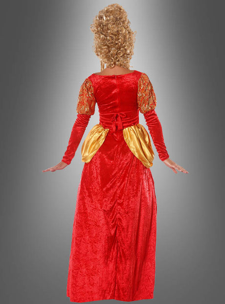 Eine Person mit lockigem blondem Haar trägt das „Rotes Barockkleid Baronin“ und steht mit dem Rücken zur Kamera vor einem grauen Hintergrund mit Farbverlauf. Dieses elegante Barockkostüm für Damen strahlt klassischen Stil aus und eignet sich daher perfekt als Fasching-Kostüm oder für historische Feierlichkeiten.