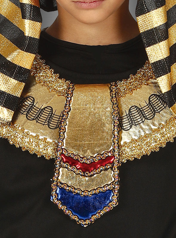 Ein Kind im Pharao-Kostüm für Kinder, mit einem gold-, rot- und blau gefärbten Kragen im ägyptischen Stil und einer schwarz-gold gestreiften Kopfbedeckung. Nur der untere Teil des Gesichts und der obere Brustbereich sind zu sehen – so wird der authentische Look eines Ägypten-Kostüms perfekt eingefangen.