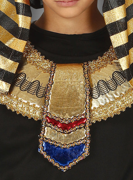 Ein Kind im Pharao-Kostüm für Kinder, mit einem gold-, rot- und blau gefärbten Kragen im ägyptischen Stil und einer schwarz-gold gestreiften Kopfbedeckung. Nur der untere Teil des Gesichts und der obere Brustbereich sind zu sehen – so wird der authentische Look eines Ägypten-Kostüms perfekt eingefangen.