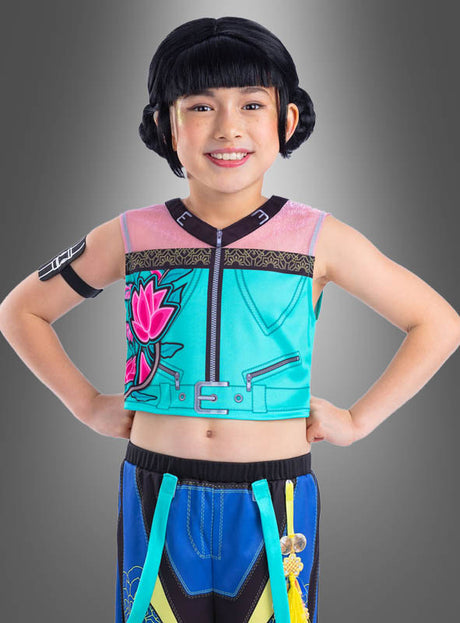 Ein Kind mit den Händen in den Hüften lächelt vor einem schlichten Farbverlaufshintergrund und trägt das originale, lizenzierte K-Pop-„Demon Hunters“-Kostüm „Zoey“ für Kinder in Blau und Türkis mit Blumenmustern.