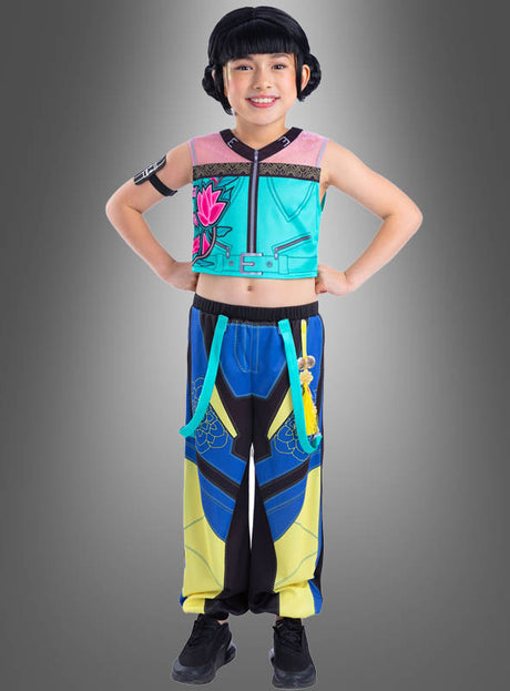 Ein Kind, das das KPop-Kostüm „Demon Hunters – Zoey“ für Kinder trägt – bestehend aus einem leuchtend blauen und rosa Oberteil, einer gelben und blauen Hose, schwarzen Sneakers und einem schwarzen Haarband –, steht vor einem grauen Hintergrund mit Farbverlauf.