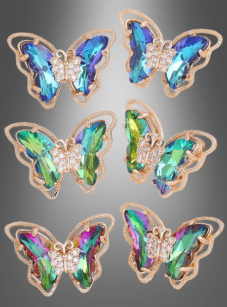 Sechs mit Edelsteinen besetzte Schmetterlingsbroschen mit goldenen Konturen und schillernden blauen, grünen und violetten Flügeln sind in zwei Reihen auf einem grauen Hintergrund mit Farbverlauf angeordnet – perfekt als Accessoire zu einem Schmetterling-Kostüm oder in Kombination mit den eleganten, schillernden Schmetterling-Ohrsteckern.