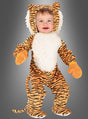 Ein kleines Kind, das das Tigerkostüm für Babys mit Handschuhen trägt – mit orange-schwarzen Streifen, einer weißen, pelzigen Brust, orangefarbenen Fäustlingen, einer Plüschmähne und einem Schwanz –, steht vor einem schlichten grauen Hintergrund.