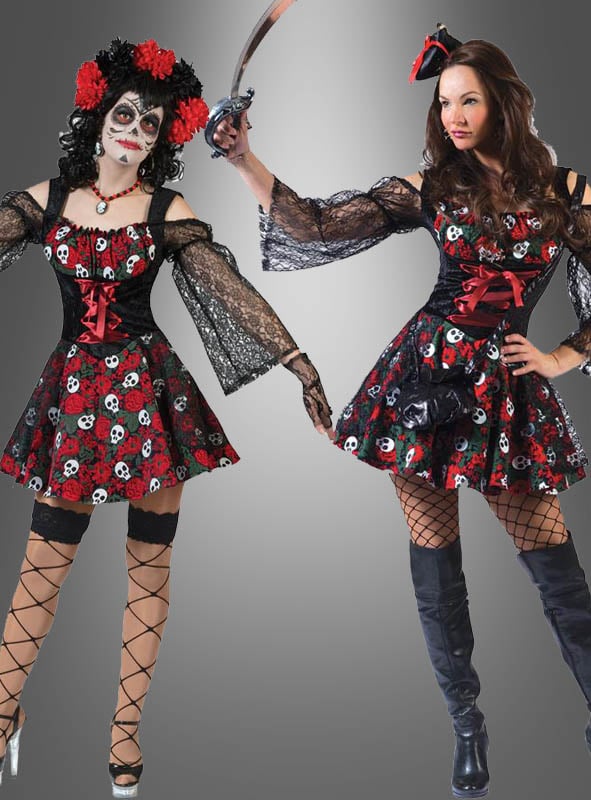 Zwei Frauen tragen schwarze und rote „Wandelbares Totenkopf“-Kleider; eine hat eine Gesichtsbemalung im Stil des „Tag der Toten“-Kostüms, während die andere ihr Kleid als Piratenkleid mit Piratenhut und Schwert stylt. Beide runden ihren Look mit Spitzenärmeln und Netzstrümpfen ab.