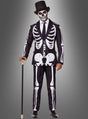 Eine Person, die den „Skelett Anzug Halloween Suitmeister“ trägt, mit passender Gesichtsbemalung und einem schwarzen Zylinder, die einen Spazierstock in der Hand hält und vor einem grauen Hintergrund mit Farbverlauf steht.