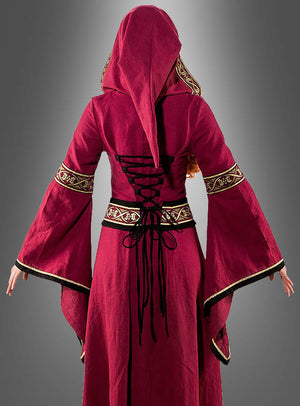Eine Person ist von hinten vor einem grauen Farbverlaufshintergrund zu sehen. Sie trägt das „Mittelalter-Kleid Morgana mit Kapuze“ in Rot – ein Kleid im mittelalterlichen Stil mit weiten Ärmeln, einer Kapuze und kunstvollen schwarz-goldenen Verzierungen.