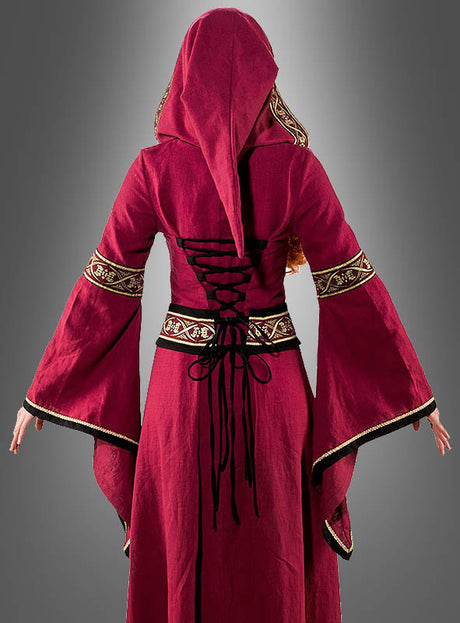 Eine Person ist von hinten vor einem grauen Farbverlaufshintergrund zu sehen. Sie trägt das „Mittelalter-Kleid Morgana mit Kapuze“ in Rot – ein Kleid im mittelalterlichen Stil mit weiten Ärmeln, einer Kapuze und kunstvollen schwarz-goldenen Verzierungen.
