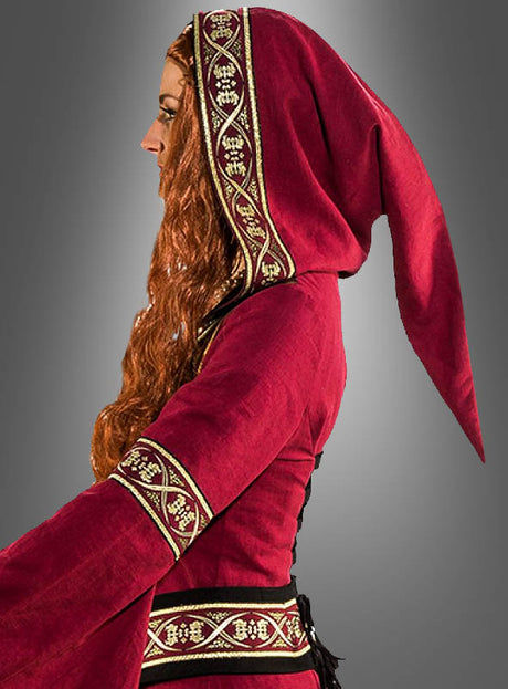 Person in Seitenansicht, die das mittelalterliche Kleid „Morgana“ mit Kapuze in Rot und goldbesticktem Saum trägt, im Stil eines Kapuzenkleides, vor einem schlichten grauen Hintergrund stehend.