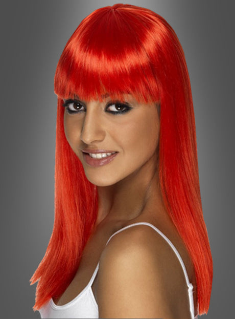 Eine Frau mit glattem, langem, neonrotem Haar und Pony, das an die „Glamour Leucht Perücke Neonfarben“ erinnert, trägt ein weißes Trägertop und posiert vor einem grauen Hintergrund mit Farbverlauf.