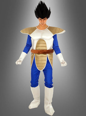 Eine Person im „Dragon Ball Z“-Vegeta-Kostüm, bestehend aus einer blau-weißen Kriegerkleidung im Anime-Stil mit Rüstungsplatten, hochgestecktem schwarzem Stachelhaar und weißen Stiefeln, steht vor einem grauen Hintergrund mit Farbverlauf. Dieses Kostüm gibt Vegetas ikonischen Look aus der Serie perfekt wieder.