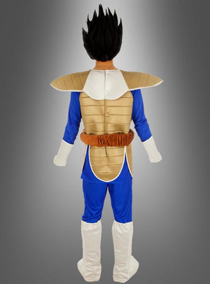 Jemand trägt das „Dragon Ball Z“-Vegeta-Kostüm in Blau und Gold, komplett mit weißen Handschuhen und Stiefeln, von hinten vor einem grauen Hintergrund mit Farbverlauf abgebildet – ein auffälliges Outfit, ideal für Cosplay-Fans.
