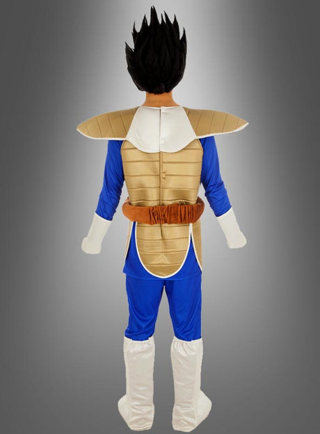 Jemand trägt das „Dragon Ball Z“-Vegeta-Kostüm in Blau und Gold, komplett mit weißen Handschuhen und Stiefeln, von hinten vor einem grauen Hintergrund mit Farbverlauf abgebildet – ein auffälliges Outfit, ideal für Cosplay-Fans.