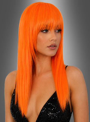 Eine Frau mit glattem, leuchtend orangefarbenem Haar, das zu einer „Glamour Leucht Perücke Neonfarben“ mit Pony gestylt ist, trägt ein schwarzes Top mit V-Ausschnitt und Pailletten und blickt vor einem grauen Hintergrund mit Farbverlauf zur Seite – perfekt für eine 80er-Jahre-Party.