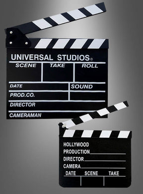 Zwei schwarz-weiße Filmklappen als Hollywood-Partyzubehör mit beschrifteten Feldern für Szene, Take, Roll, Datum, Ton, Produktion, Regisseur, Kameramann und Kameraangaben heben sich von einem grau verlaufenden Hintergrund ab – das perfekte Accessoire für jede Hollywood-Party.