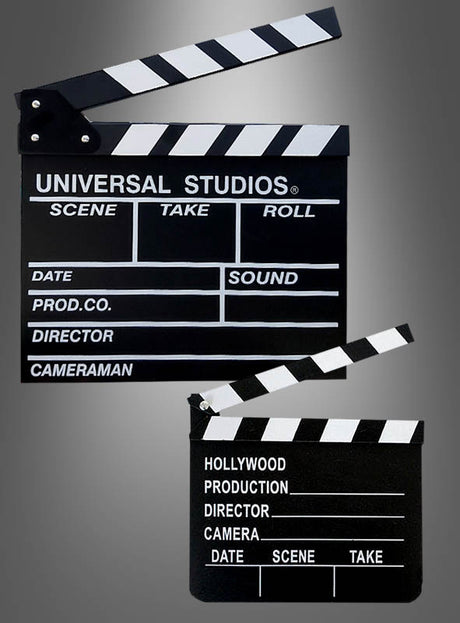 Zwei schwarz-weiße Filmklappen als Hollywood-Partyzubehör mit beschrifteten Feldern für Szene, Take, Roll, Datum, Ton, Produktion, Regisseur, Kameramann und Kameraangaben heben sich von einem grau verlaufenden Hintergrund ab – das perfekte Accessoire für jede Hollywood-Party.