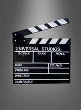 Eine schwarz-weiße Filmklappe als Hollywood-Partyzubehör mit der Aufschrift „Universal Studios“, versehen mit Feldern für Szene, Take, Rolle, Datum, Ton, Produzent, Regisseur und Kameramann – ein unverzichtbares Kostümzubehör für jede Hollywood-Party.