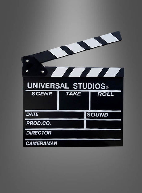 Eine schwarz-weiße Filmklappe als Hollywood-Partyzubehör mit der Aufschrift „Universal Studios“, versehen mit Feldern für Szene, Take, Rolle, Datum, Ton, Produzent, Regisseur und Kameramann – ein unverzichtbares Kostümzubehör für jede Hollywood-Party.