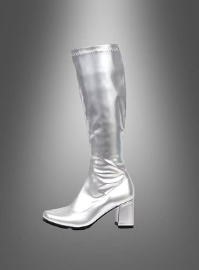 Der „Disco Stiefel silber“, ein glänzender silberner kniehoher Stiefel mit Blockabsatz, der sich perfekt zur Vervollständigung Ihres Disco-Kostüms eignet, wird vor einem grau verlaufenden Hintergrund präsentiert.