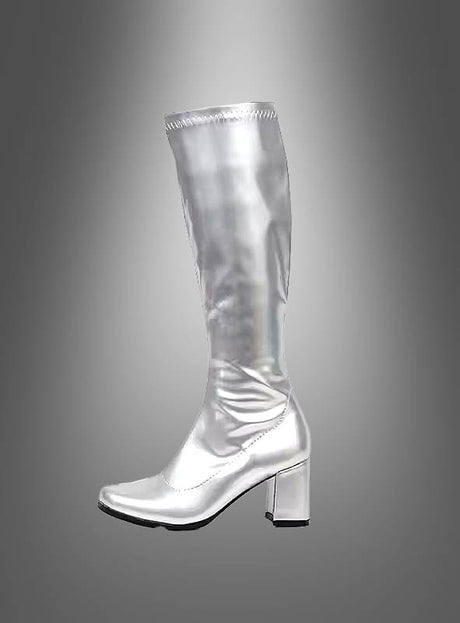 Der „Disco Stiefel silber“, ein glänzender silberner kniehoher Stiefel mit Blockabsatz, der sich perfekt zur Vervollständigung Ihres Disco-Kostüms eignet, wird vor einem grau verlaufenden Hintergrund präsentiert.