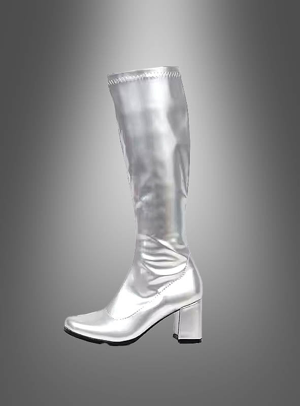 Der „Disco Stiefel silber“, ein glänzender silberner kniehoher Stiefel mit Blockabsatz, der sich perfekt zur Vervollständigung Ihres Disco-Kostüms eignet, wird vor einem grau verlaufenden Hintergrund präsentiert.