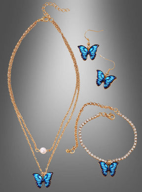 Das 4-teilige Schmetterling-Schmuckset besteht aus Goldschmuck mit blauen Schmetterlingsanhängern, darunter eine mehrreihige Halskette, ein mit Strasssteinen verziertes Armband und passende Ohrringe – alles elegant vor einem grauen Hintergrund mit Farbverlauf präsentiert. Damit ist es das perfekte Accessoire, um Ihr Kostümschmuck- oder Schmetterlingskostüm-Ensemble zu vervollständigen.