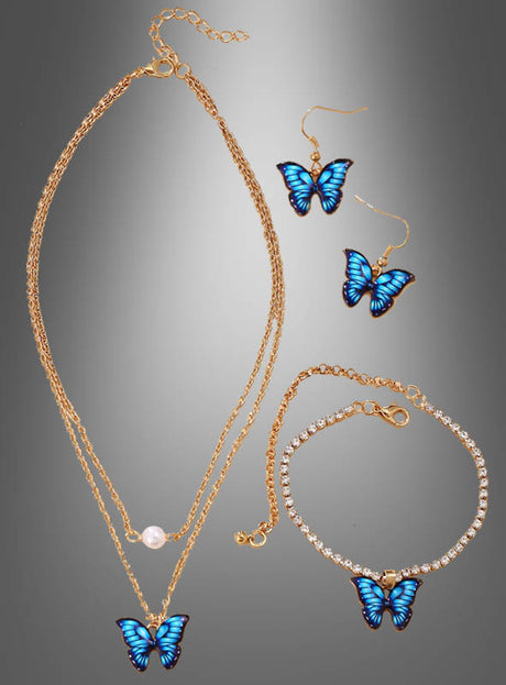 Das 4-teilige Schmetterling-Schmuckset besteht aus Goldschmuck mit blauen Schmetterlingsanhängern, darunter eine mehrreihige Halskette, ein mit Strasssteinen verziertes Armband und passende Ohrringe – alles elegant vor einem grauen Hintergrund mit Farbverlauf präsentiert. Damit ist es das perfekte Accessoire, um Ihr Kostümschmuck- oder Schmetterlingskostüm-Ensemble zu vervollständigen.
