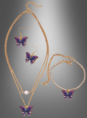 Das 4-teilige „Schmetterling“-Schmuckset besteht aus Goldschmuck mit violetten Schmetterlingsanhängern, die von den raffinierten Designs der „Schmetterlings“-Kostüme inspiriert sind; das Set umfasst eine Doppelketten-Halskette, passende Ohrringe und ein Strassarmband, die alle vor einem grauen Hintergrund mit Farbverlauf präsentiert werden.