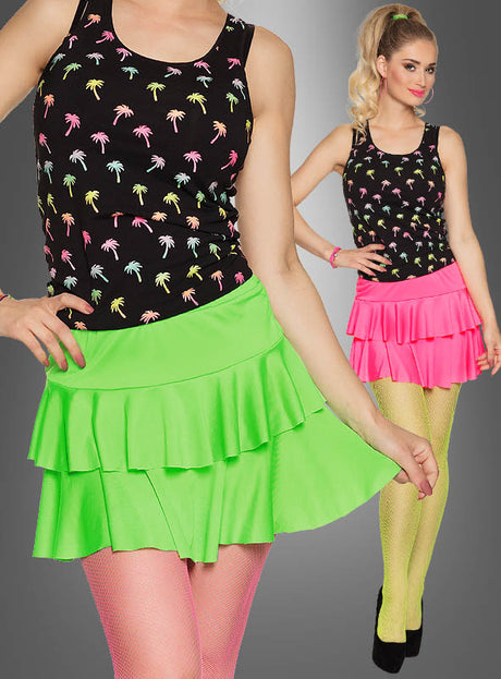 Zwei Frauen tragen schwarze Trägertops mit bunten Palmen, den „Neon-Minirock mit Volants“ in leuchtendem Grün und Pink, Netzstrumpfhosen und schwarze High Heels und stehen vor einem grauen Hintergrund mit Farbverlauf.