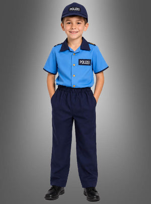 Ein kleines Kind steht lächelnd vor einem grauen Hintergrund mit Farbverlauf, gekleidet in die dreiteilige „Polizei Deutschland für Kinder“-Uniform in Blau und Marineblau, auf deren Hemd und Mütze jeweils „Polizei“ zu lesen ist, die Hände in die Taschen gesteckt.