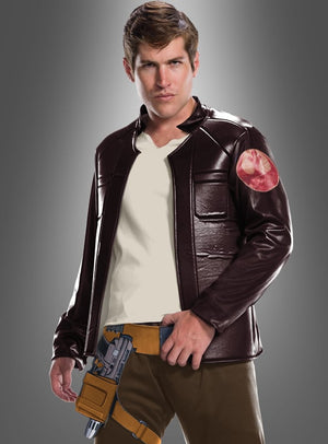 Ein Mann im Poe-Dameron-Kostüm aus „Star Wars“ steht vor einem grauen Hintergrund mit Farbverlauf. Er trägt eine braune Lederjacke mit einem Abzeichen auf dem Ärmel, ein weißes Hemd, eine braune Hose und einen Blaster – die ideale Wahl für jeden Fan, der einen authentischen Poe-Dameron-Look erzielen möchte.