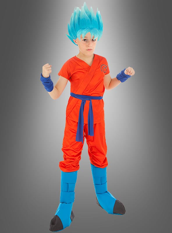 Ein Kind, das das Goku-Super-Saiyajin-Blue-Kinderkostüm aus „Dragon Ball Super“ trägt – bestehend aus einem orange-blauen Kampfsport-Outfit, einer blauen Kunsthaarperücke, passenden Armbändern und Stiefeln –, steht mit erhobenen Fäusten vor einem grauen Hintergrund mit Farbverlauf und ist damit die ideale Wahl für Fans, die auf der Suche nach einem authentischen „Dragon Ball Super“-Kostüm sind.
