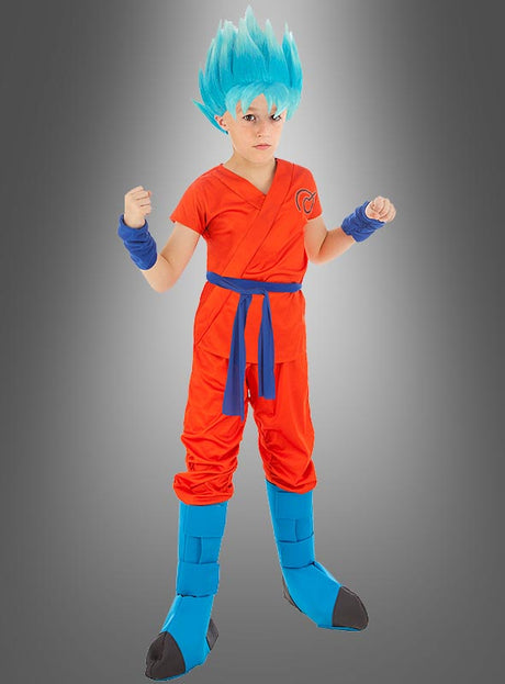 Ein Kind, das das Goku-Super-Saiyajin-Blue-Kinderkostüm aus „Dragon Ball Super“ trägt – bestehend aus einem orange-blauen Kampfsport-Outfit, einer blauen Kunsthaarperücke, passenden Armbändern und Stiefeln –, steht mit erhobenen Fäusten vor einem grauen Hintergrund mit Farbverlauf und ist damit die ideale Wahl für Fans, die auf der Suche nach einem authentischen „Dragon Ball Super“-Kostüm sind.