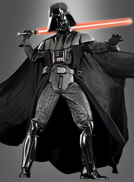 Eine Person in einem „Star Wars“-Darth-Vader-Kostüm der Supreme Edition steht mit erhobenem rotem Lichtschwert, gekleidet in schwarze Rüstung, Umhang und Helm, vor einem grauen Hintergrund.