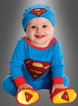 Das Baby sitzt fröhlich da und trägt das offiziell lizenzierte Superman-Babykostüm – bestehend aus einem blauen Anzug mit roten und gelben Superman-Logo-Details auf der Brust, der Mütze und den Füßen – vor einem grauen Hintergrund. Dieses offiziell lizenzierte DC-Kostüm ist das ideale Superhelden-Outfit für Ihren kleinen Helden.