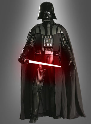 Eine Person, die das STAR WARS Darth Vader Supreme Edition-Kostüm mit einem schwarzen Umhang trägt und ein rotes Lichtschwert in der Hand hält, steht vor einem grauen Hintergrund mit Farbverlauf.